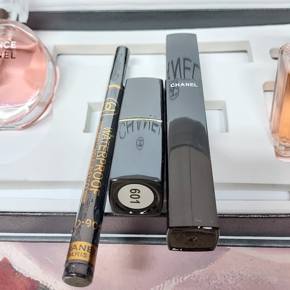 Great Christmas Gift🎁 CHANEL 5 piece Beauty Set. Leave message if interested. - Picture 4 of 9